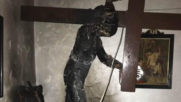 Asaltan e incendian una ermita en las Cinco Villas