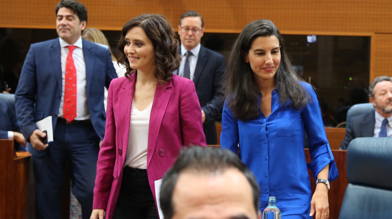 Isabel Díaz Ayuso y Rocío Monasterio, en la Asamblea. En primer plano, Ignacio Aguado