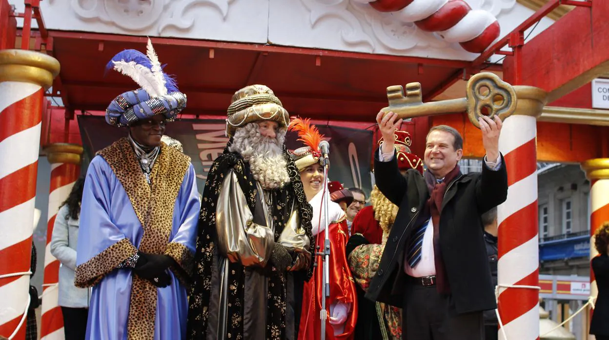 El alcalde de Vigo, Abel Caballero, acompañado de los Reyes Magos