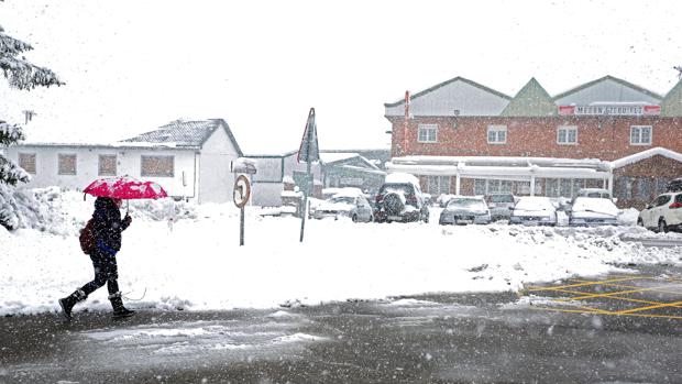 La nieve impide la circulación por una decena de tramos de carretera de León y Burgos