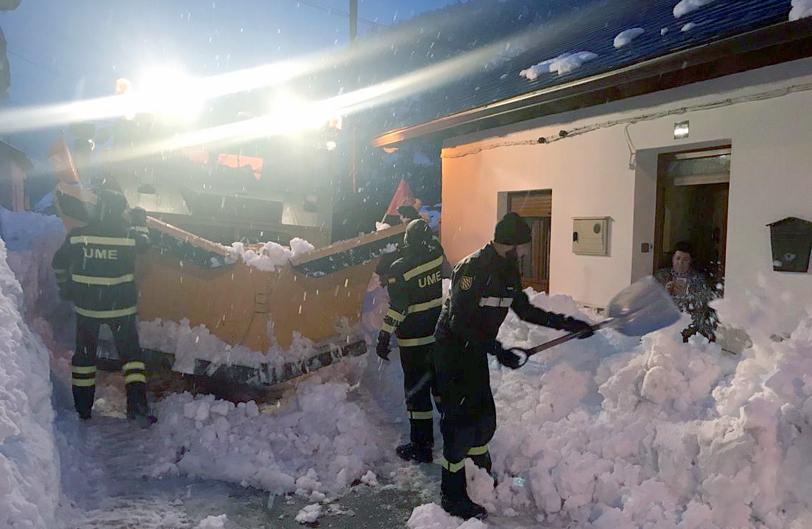 La UME interviene para limpiar la nieve de las calles de Villablino (León)