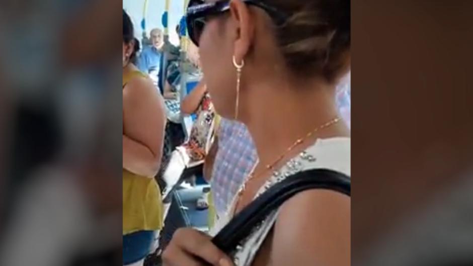 Bronca monumental a una carterista cazada en un autobús de Madrid: «¡Rata, sinvergüenza!»