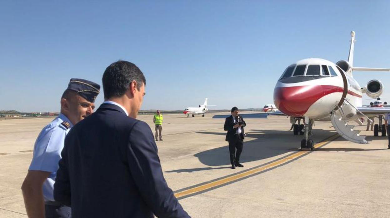 Pedro Sánchez dirigiéndose al avión Falcón para un desplazamiento