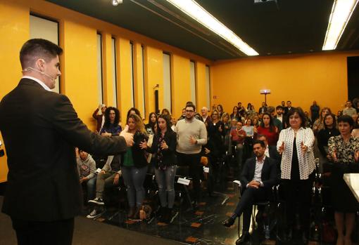 El ilusionista Juanma González interactuando con el público durante la gala