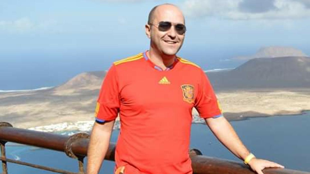 David González, con una camiseta de la selección española de fútbol