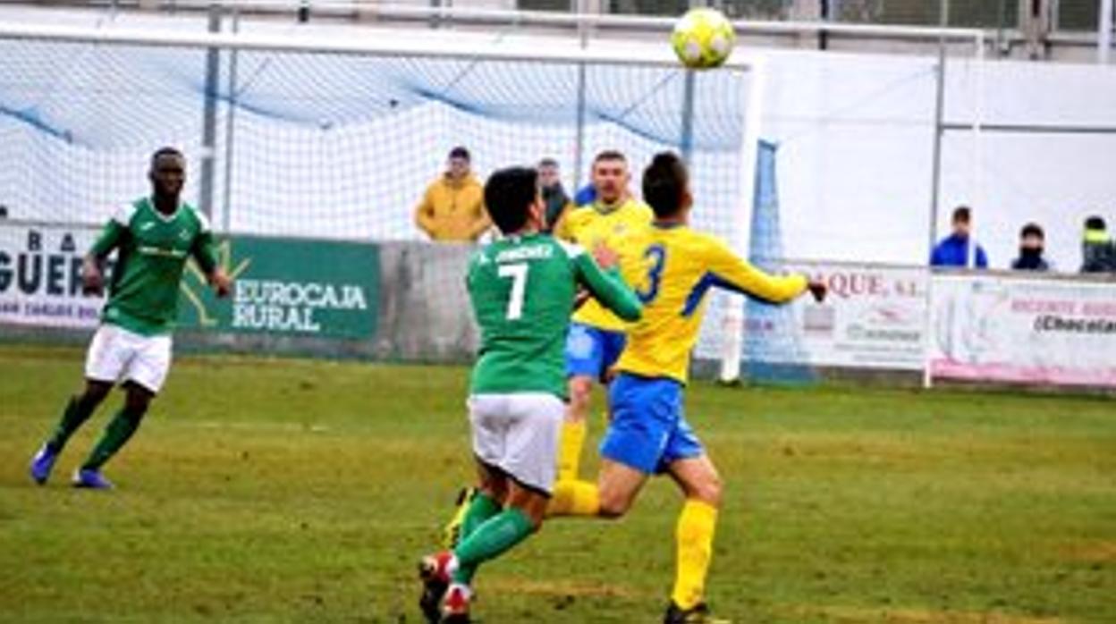 Álex Jiménez disputa el balón a un jugador de La Solana