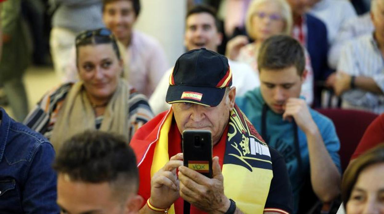 Un asistente a un mitin de Vox en Córdoba celebrado durante la última campaña