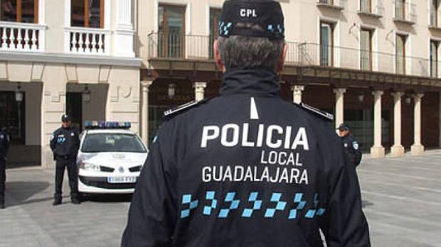 Detenido un conductor en Guadalajara por intentar agredir a un policía
