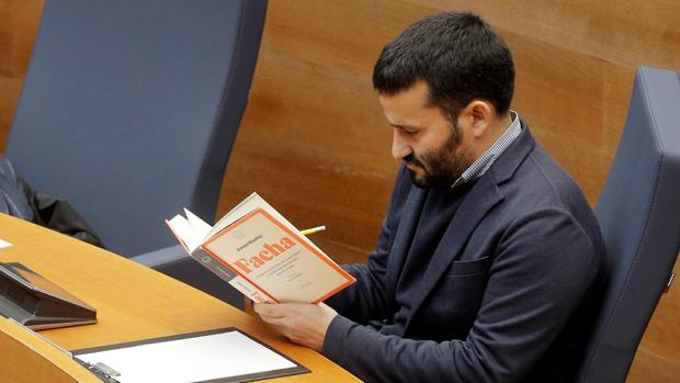 El conseller de Educación valenciano lee el libro «Facha» mientras interviene Vox en las Cortes