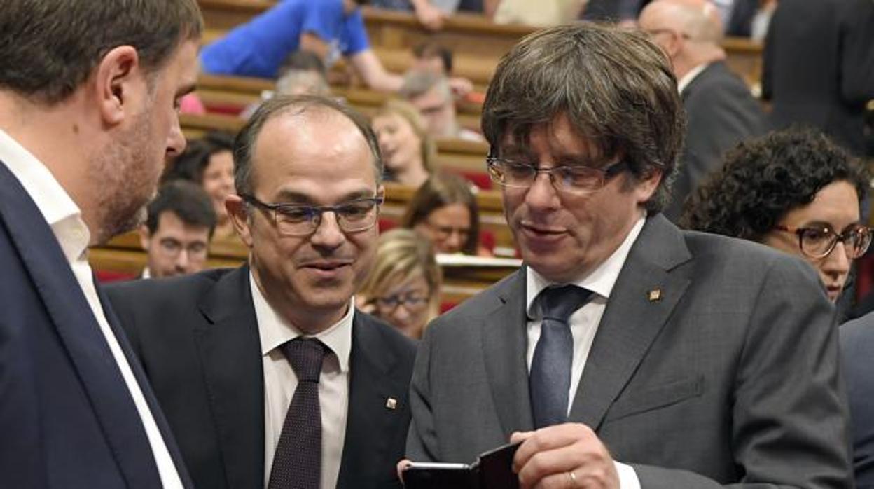 Puigdemont, con los cesados por el 155 Oriol Junqueras y Jordi Turrull