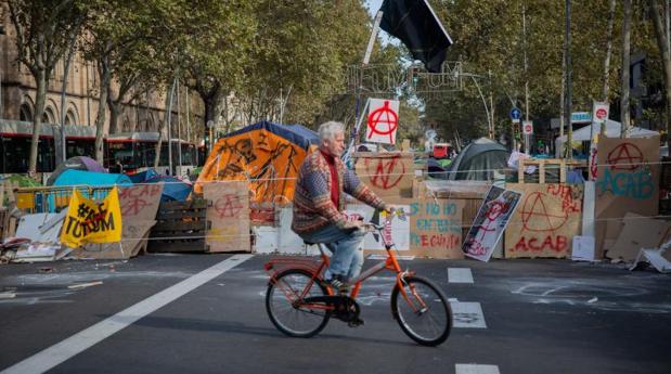Identificado un joven por una presunta violación en una tienda de la acampada de Barcelona