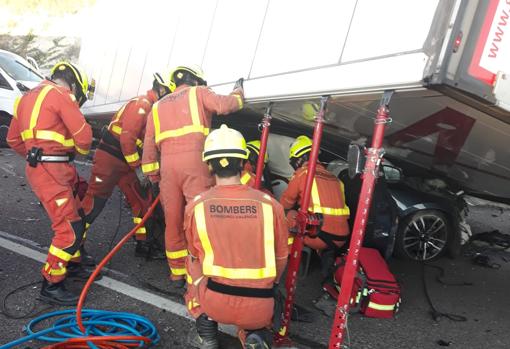 Los bomberos excarcelan al conductor de un turismo