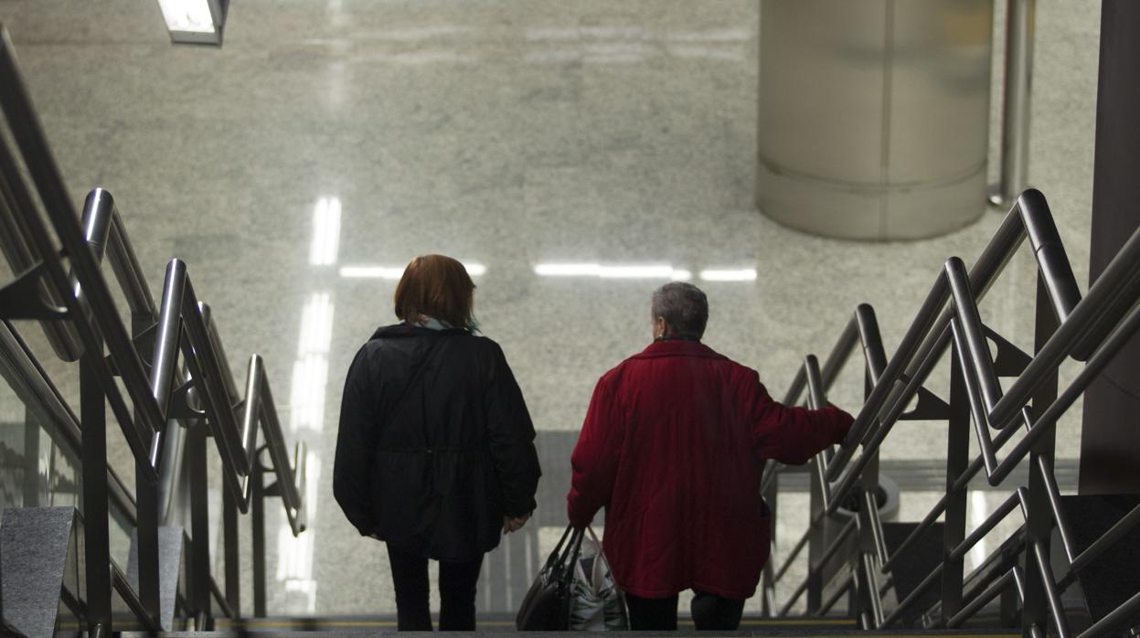 Dos mujeres en una de las estaciones de Cercanías de Madrid