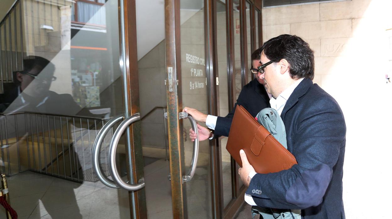 Rafael Delgado, en la puerta de los juzgados de Valladolid, en una imagen de archivo