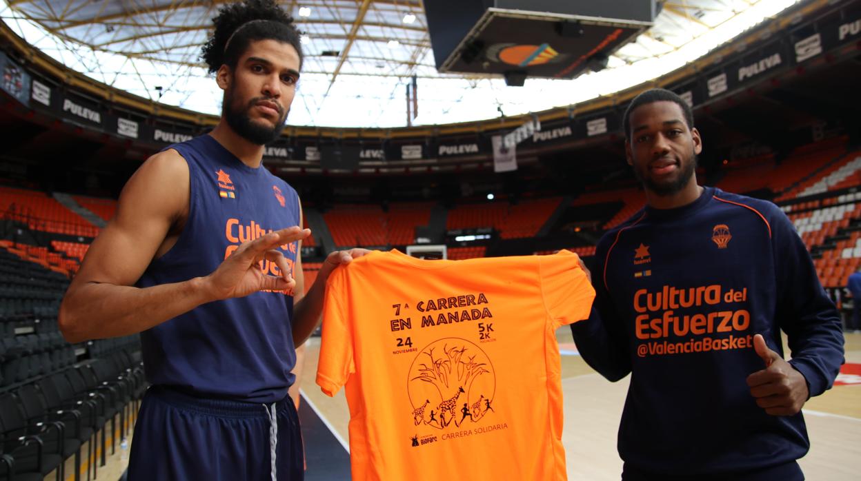 Imagen de Louis Labeyrie y Jordan Loyd con una camiseta de la carrera