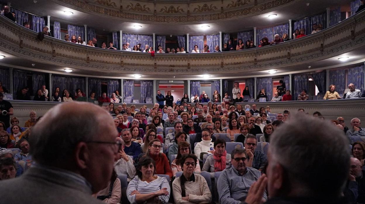 Benito Zambrano se dirige al público de Toledo durane la presentación de «Intemperie»