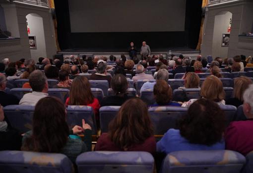 El teatro de Rojas se ha quedado pequeño para acoger al numeroso público que ha asistido al preestreno