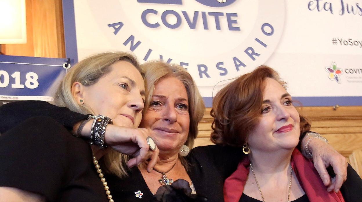 Las fundadoras del Colectivo de Víctimas del Terrorismo (Covite), Teresa Díaz Bada (i), Consuelo Ordóñez (c) y Cristina Cuesta (d),