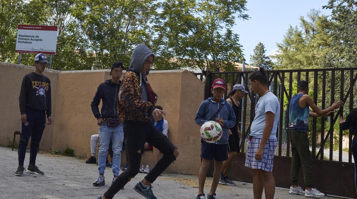 Menores inmigrantes, a las puertas del centro de acogida de Hortaleza