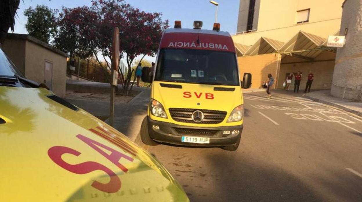 Ambulancias del SAMU y SVB en Urgencias del Hospital General de Alicante