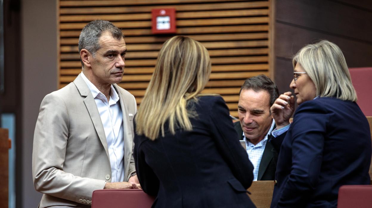 Toni Cantó, en las Cortes Valencianas con parte del grupo de Ciudadanos