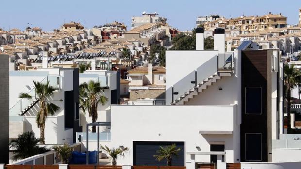 Casi la mitad de las viviendas que se venden en Alicante las compran extranjeros