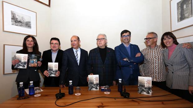«Siete calles hacia la vida. Los años dorados de Zocodover», el libro más toledano de Baltasar Magro