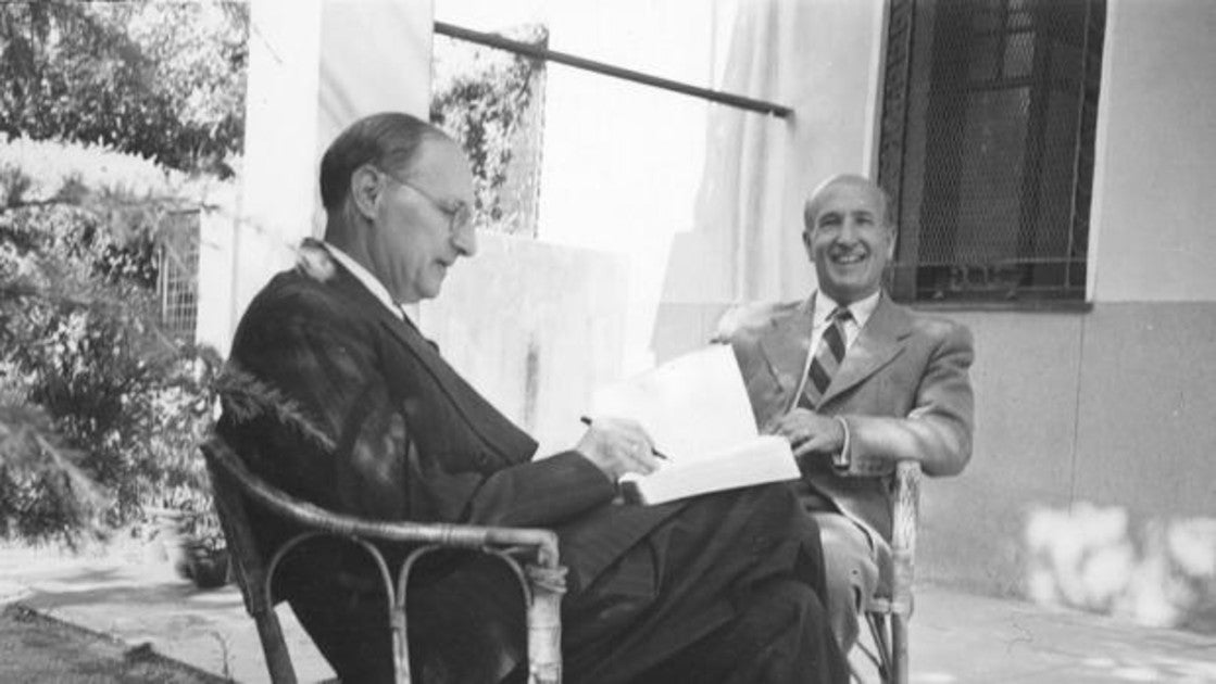 Vicente Aleixandre, junto al poeta Jorge Guillén, en la casa del primero, en Velintonia