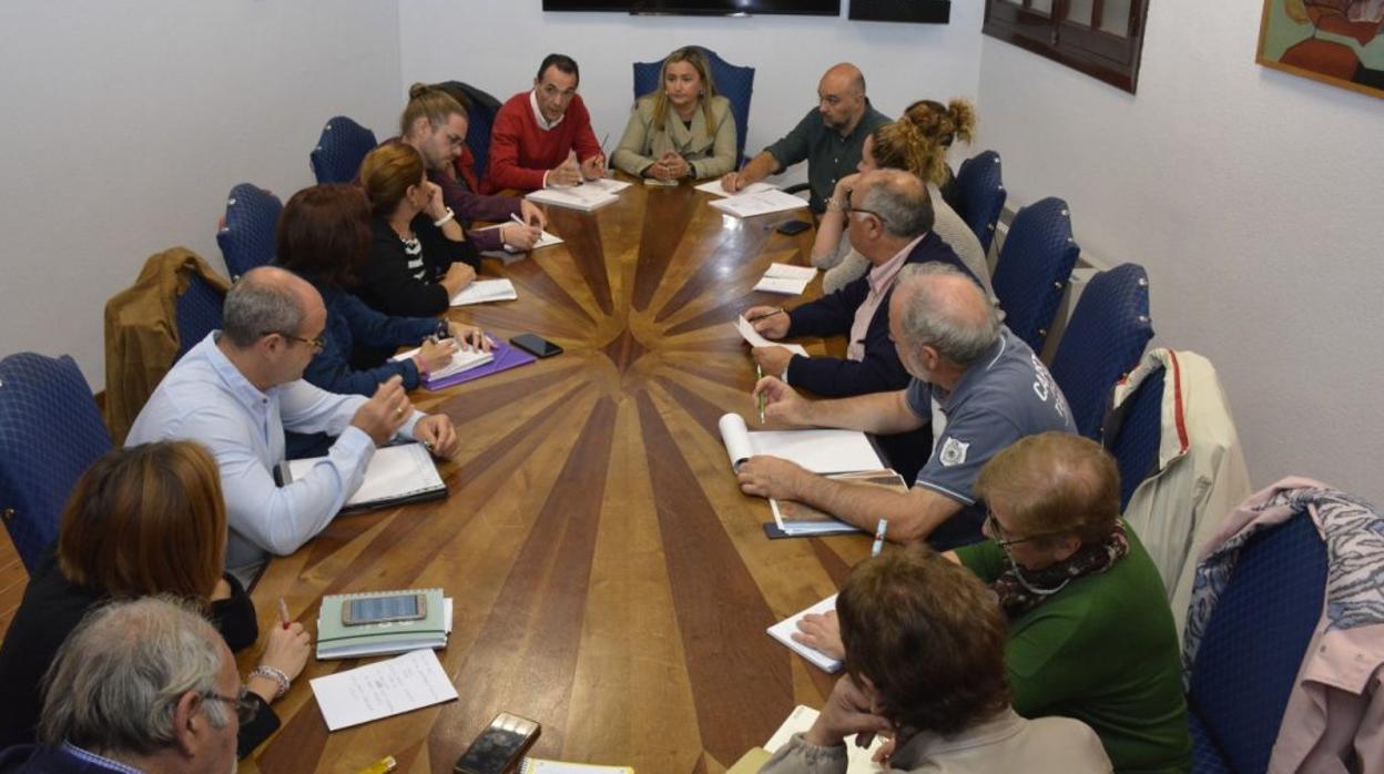 La concejala Mayte Puig, en una reunión reciente con las asociaciones de vecinos