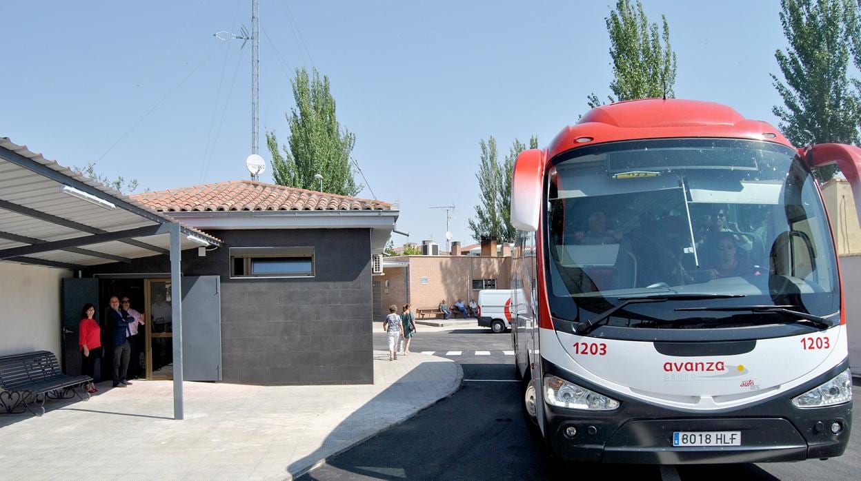 Autobús de la empresa Avanza, en una estación de un pueblo de Salamanca