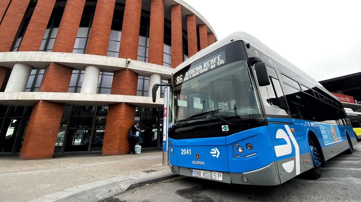 Un autobús de la EMT sale de la estación de Atocha