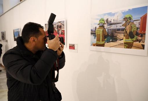 Juan Carlos Soler, de ABC, frente a una de sus fotos