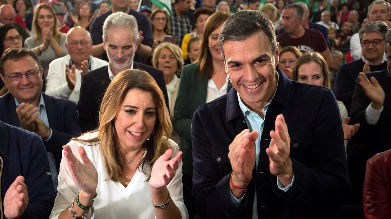 El presidente del Gobierno, Pedro Sánchez (d), y la presidenta de la Junta de Andalucía y candidata Susana Díaz (i), aplauden al inicio de un acto de campaña del 2-D