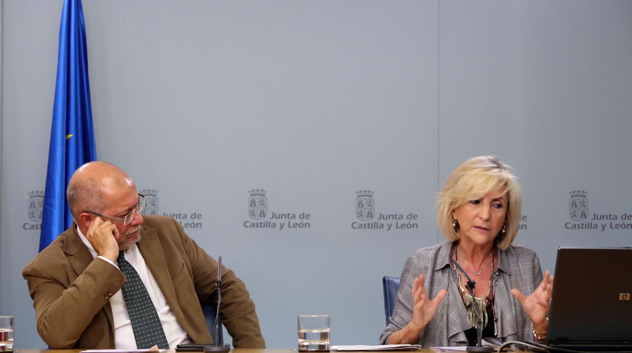 Francisco Igea junto a la consejera de Sanidad, Verónica Casado, durante la rueda de prensa posterior al Consejo de Gobierno de Castilla y León