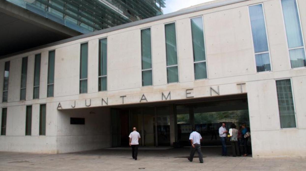 Acceso al Ayuntamiento de Benidorm