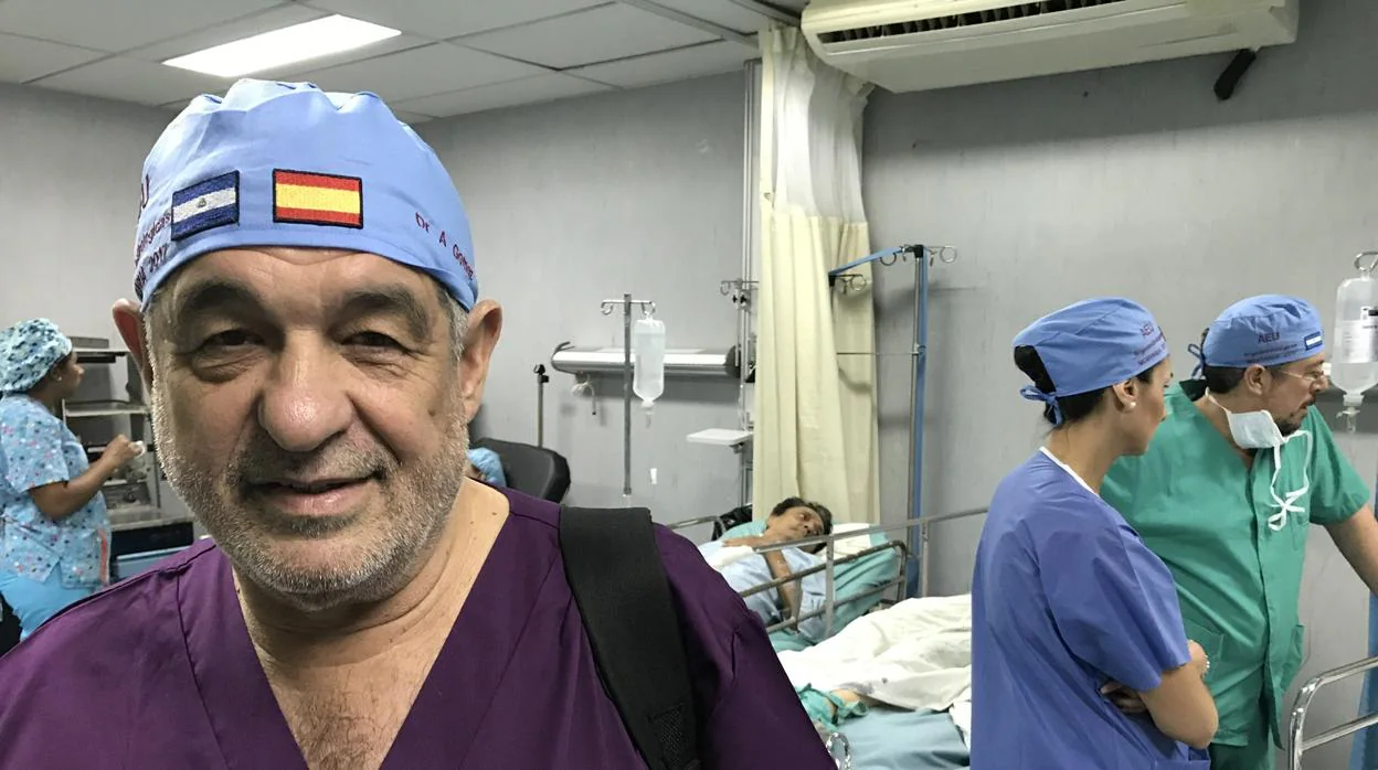 El doctor Gómez, en el quirófano, en uno de sus viajes a Sudamérica