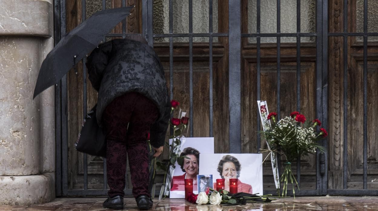 Altar improvisado en la fachada del Ayuntamiento de Valencia tras la muerte de Rita Barberá