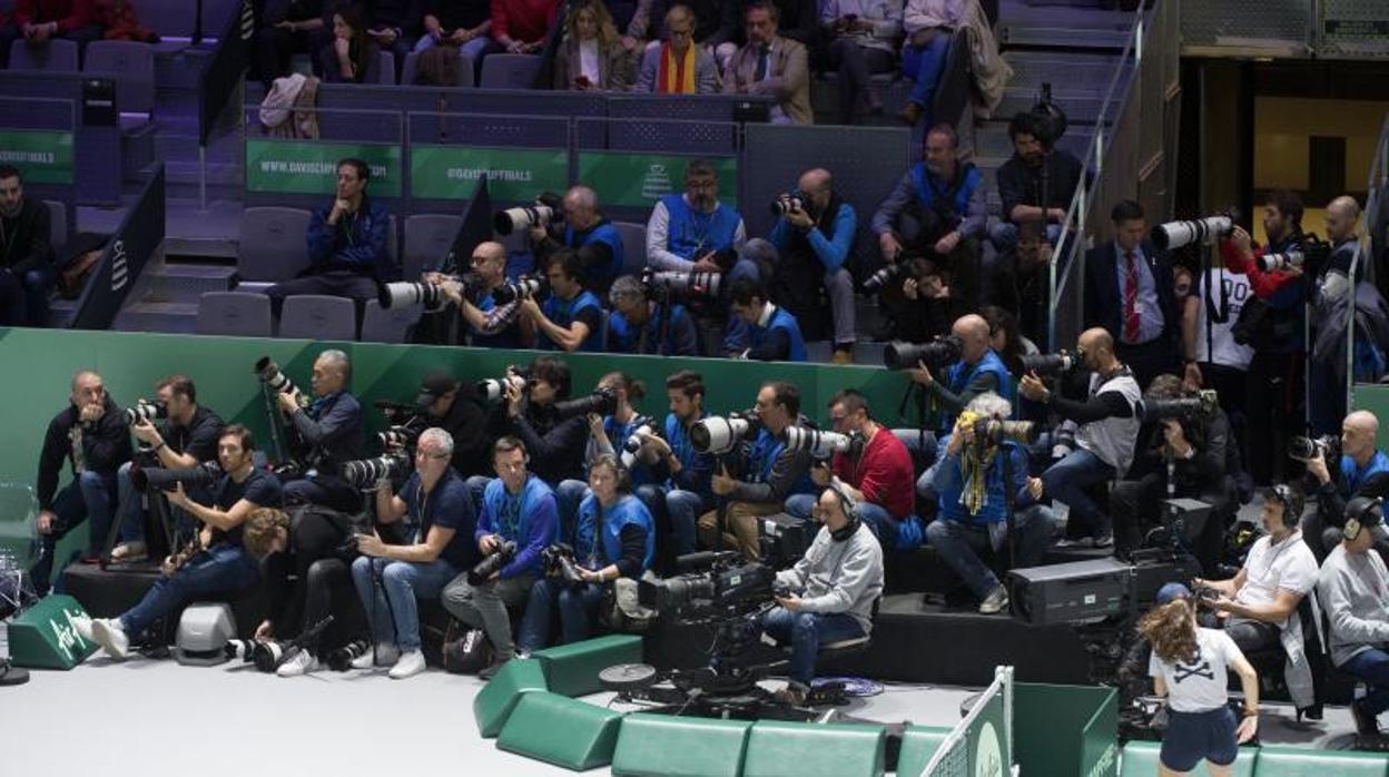 Fotógrafos y cámaras de televisión en la Copa Davis