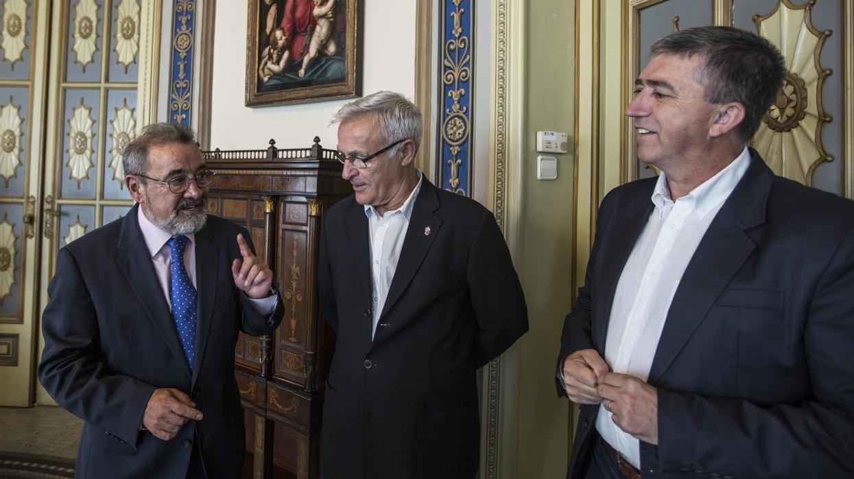 El alcalde de Valencia, Joan Ribó, junto al todavía presidente de Feria Valencia, José Vicente González y el conseller de Economía, Rafael Climent