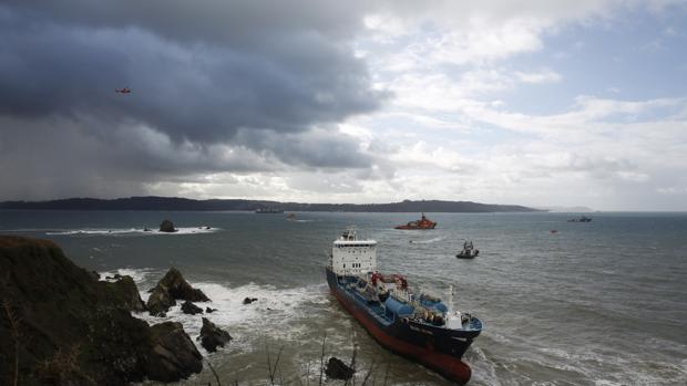 La empresa holandesa que rescató el Prestige se hará cargo del quimiquero encallado en Ares (La Coruña)
