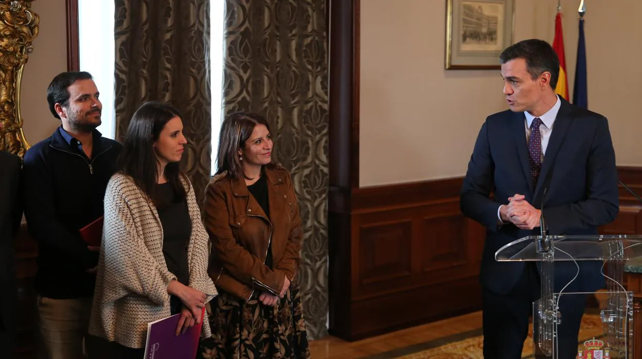 Alberto Garzón, Irene Montero, Adriana Lastra y Pedro Sánchez, el día que se firmó el acuerdo entre Unidas Podemos y el PSOE