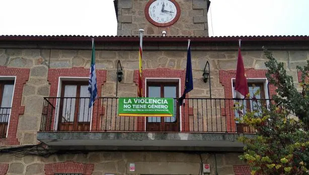 Exigen la retirada de una pancarta de Vox que reza  «La violencia no tiene género» en un pueblo de Toledo