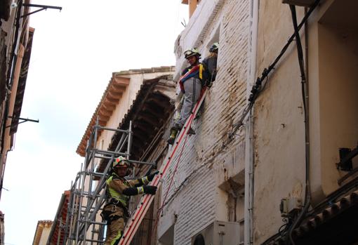 Los bomberos acudieron, horas después, a rescatar a un perro que quedó dentro del inmueble que se derrumbó