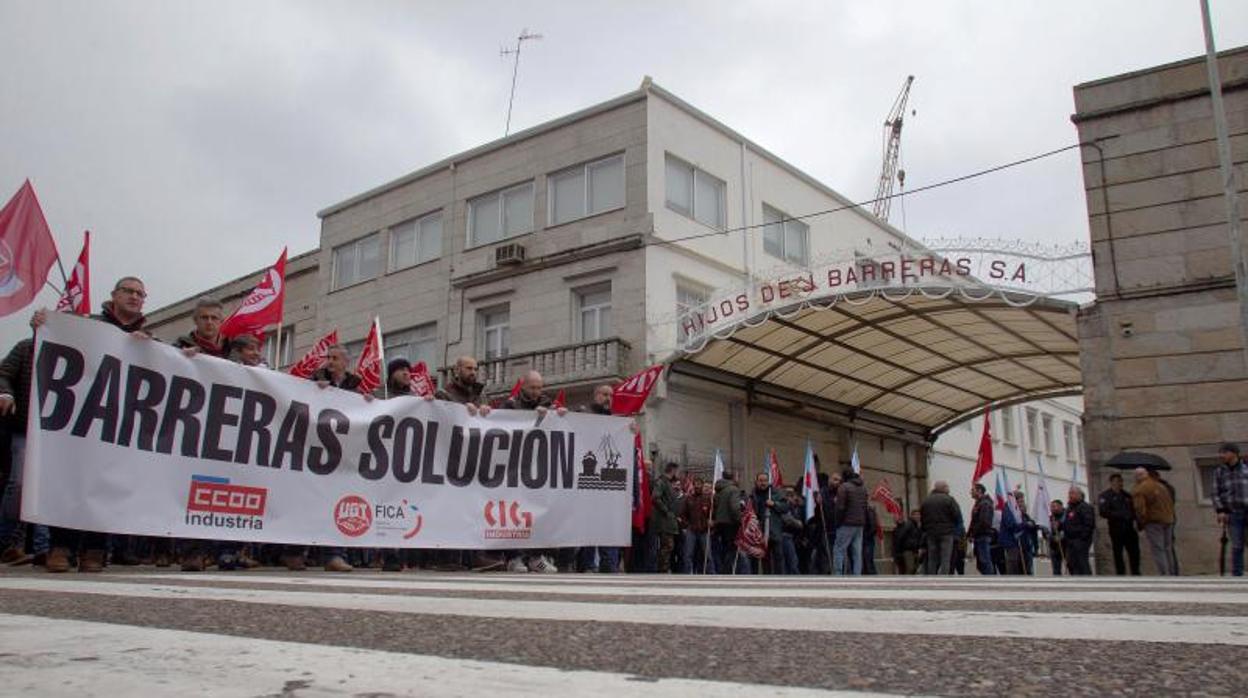 Concentración de los trabajadores de Barreras a las puertas del astillero