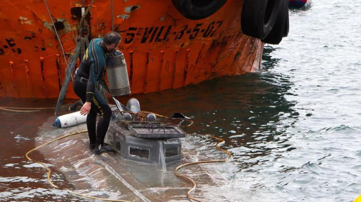 El narcosubmarino en el puerto de Aldán tras ser remolcado