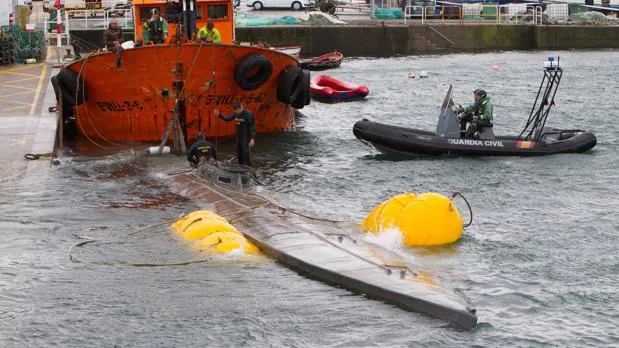 El narcosubmarino es reflotado en el puerto tras hundirse por segunda vez