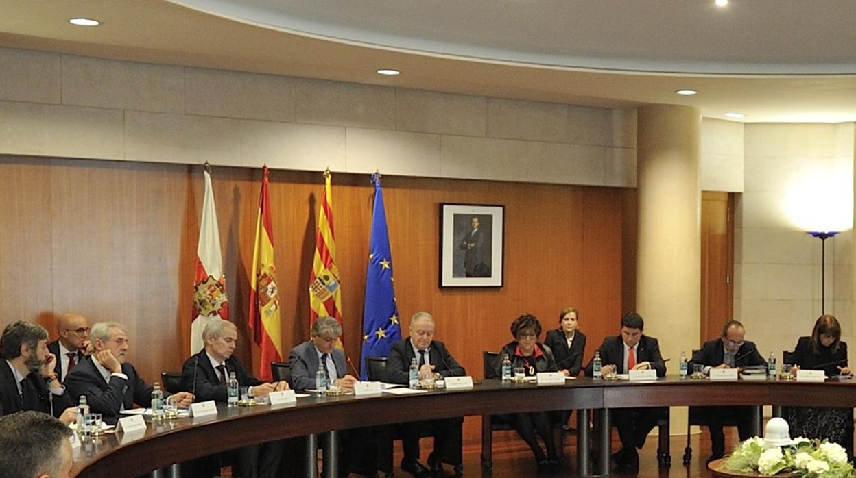 El presidente de la DPH, Miguel Gracia (en el centro de la imagen), durante el pleno en el que se ha aprobado el presupuesto de la institución para 2020