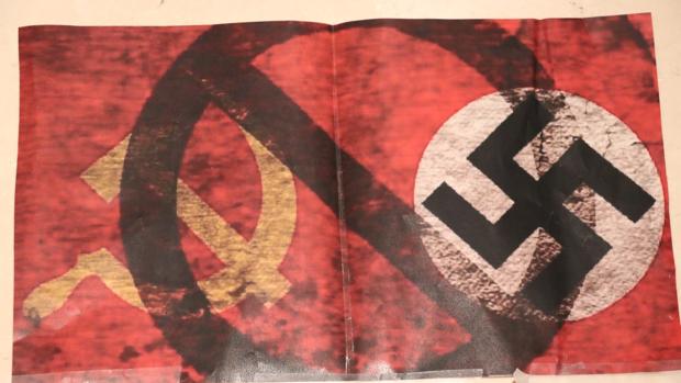 Vox exhibe la esvástica y la hoz y el martillo en las Cortes Valencianas y se queda solo