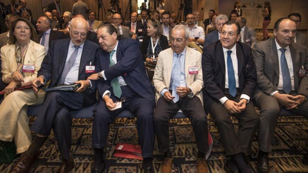 Juan Roig y Vicente Boluda conversan en otro acto sobre el Corredor Mediterráneo, junto a Federico Félix y otros empresarios, en Valencia