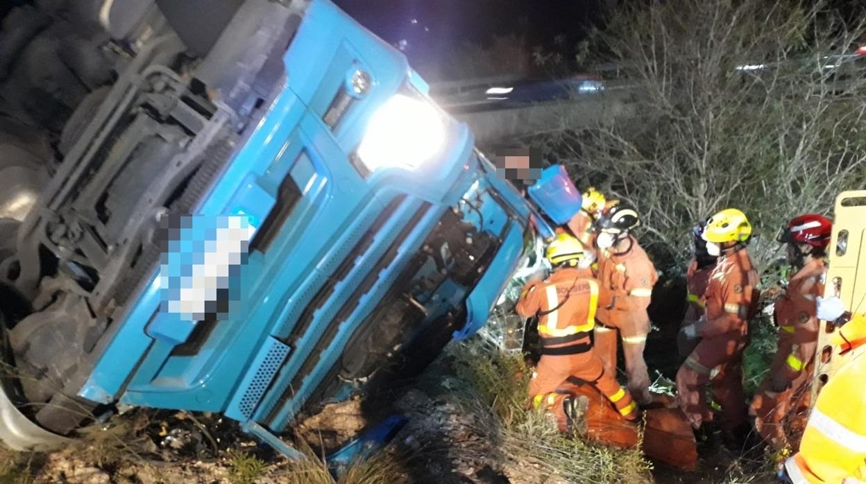 Imagen del camión accidentado